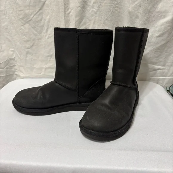 UGG Classic Short Leather Boots in black. - Picture 2 of 9